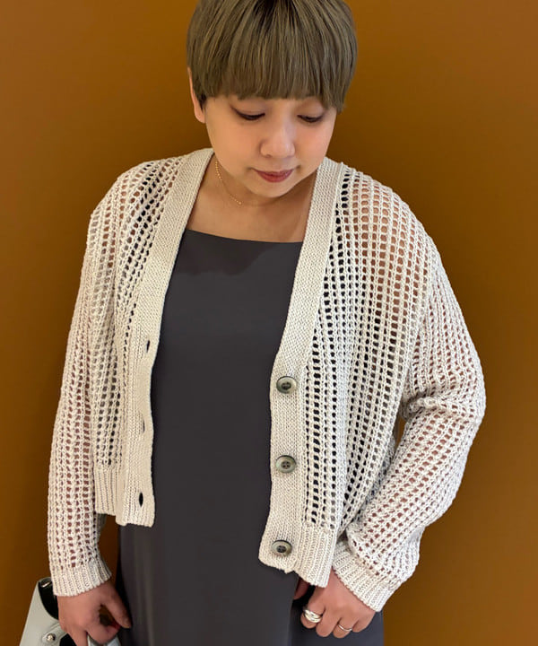 塚越 有紀さんの「BEAMS WOMEN｜3ゲージ コットン メッシュ カーディガン」を使ったコーディネート