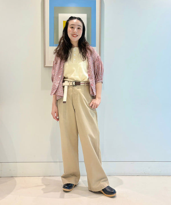 おのすさんの「BEAMS WOMEN｜【別注】HEAR MY NAME &times; maturely / ニュアンス チノ」を使ったコーディネート