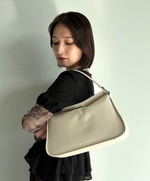 松本 佳菜子さんの「BEAMS WOMEN｜スクエア ワンハンドル バッグ」を使ったコーディネート