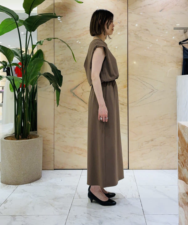 岩沢 珠代さんの「BEAMS WOMEN｜Vネック バック シアーワンピース」を使ったコーディネート