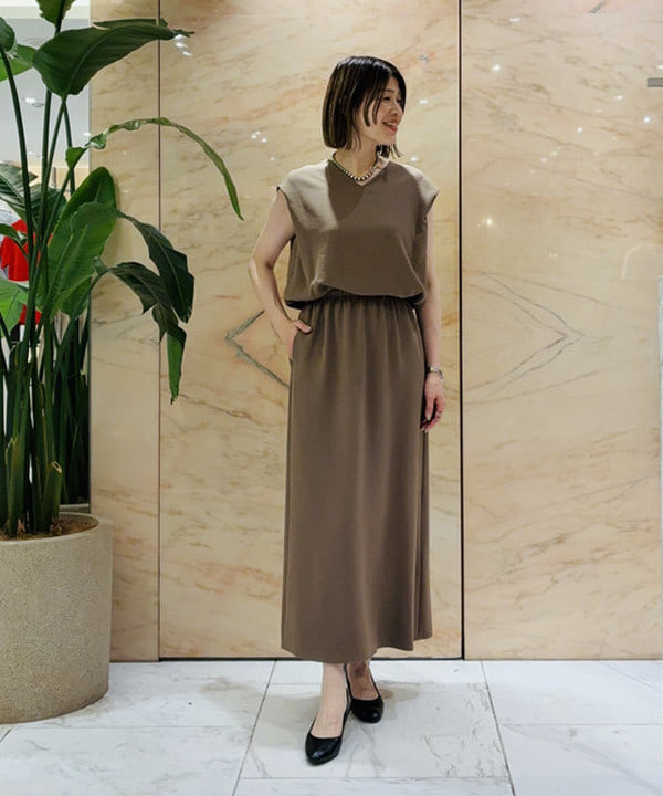 岩沢 珠代さんの「BEAMS WOMEN｜Vネック バック シアーワンピース」を使ったコーディネート