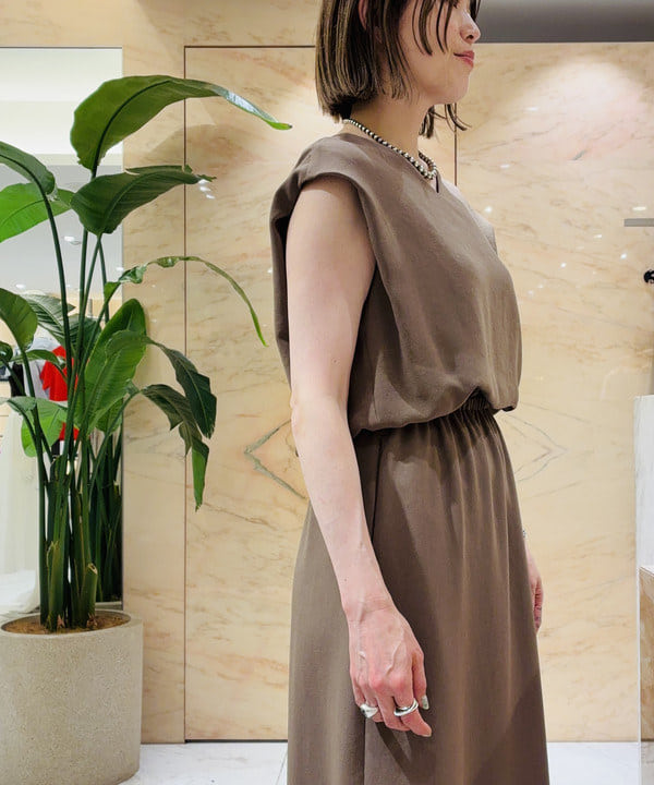 岩沢 珠代さんの「BEAMS WOMEN｜Vネック バック シアーワンピース」を使ったコーディネート