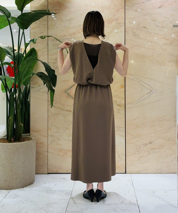 岩沢 珠代さんの「BEAMS WOMEN｜Vネック バック シアーワンピース」を使ったコーディネート