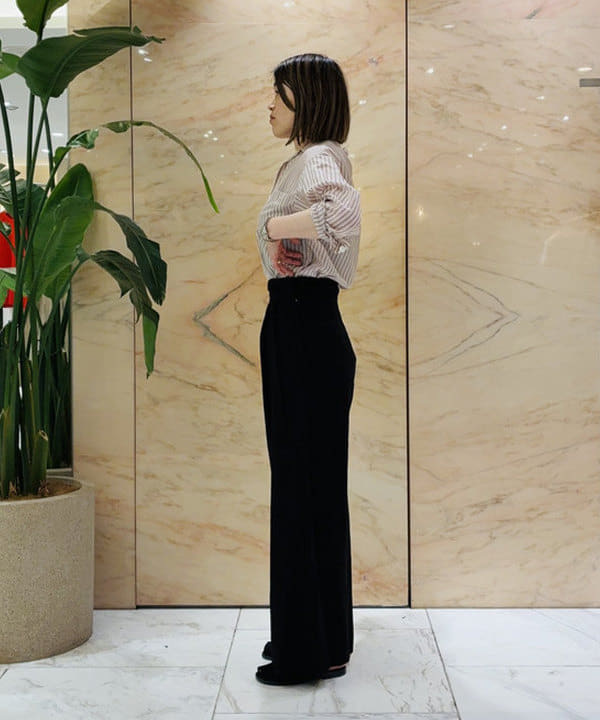 岩沢 珠代さんの「BEAMS WOMEN｜AK+1 / リネン ダブルタック パンツ」を使ったコーディネート