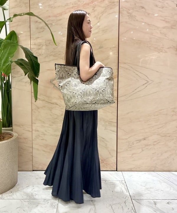 関 桂子さんの「BEAMS WOMEN｜【別注】A VACATION / ONYX ROAM トートバッグ」を使ったコーディネート