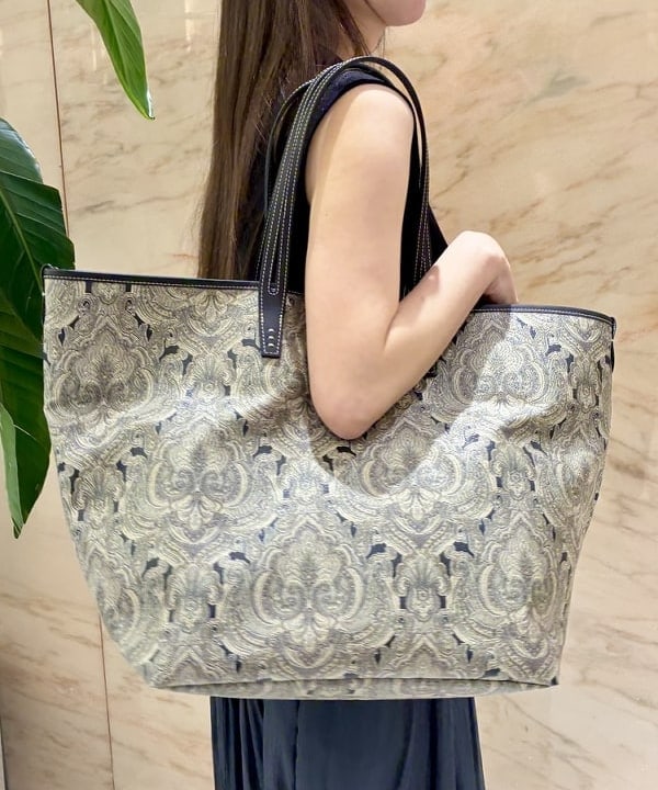 関 桂子さんの「BEAMS WOMEN｜【別注】A VACATION / ONYX ROAM トートバッグ」を使ったコーディネート