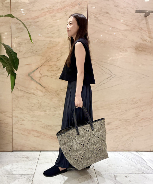 関 桂子さんの「BEAMS WOMEN｜【別注】A VACATION / ONYX ROAM トートバッグ」を使ったコーディネート