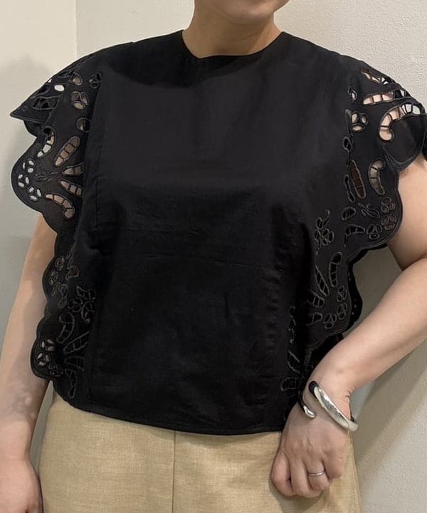 塚越 有紀さんの「BEAMS WOMEN｜MIORA / ラフィア 編み柄 バケツバッグ」を使ったコーディネート