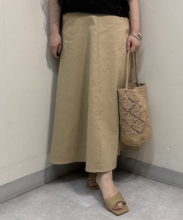 塚越 有紀さんの「BEAMS WOMEN｜MIORA / ラフィア 編み柄 バケツバッグ」を使ったコーディネート