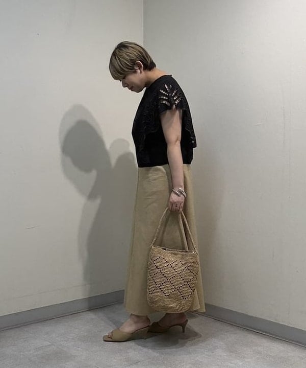 塚越 有紀さんの「BEAMS WOMEN｜MIORA / ラフィア 編み柄 バケツバッグ」を使ったコーディネート