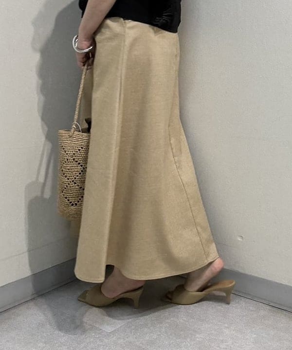 塚越 有紀さんの「BEAMS WOMEN｜MIORA / ラフィア 編み柄 バケツバッグ」を使ったコーディネート