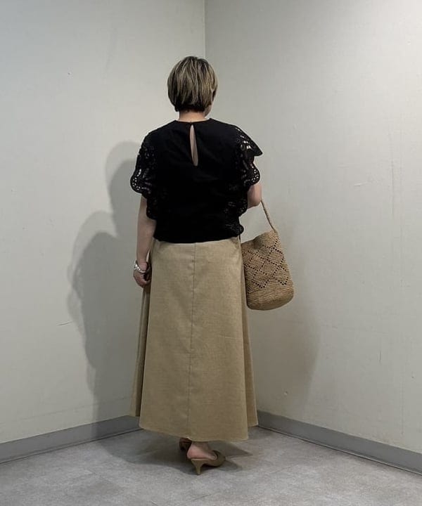 塚越 有紀さんの「BEAMS WOMEN｜MIORA / ラフィア 編み柄 バケツバッグ」を使ったコーディネート