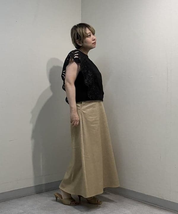 塚越 有紀さんの「BEAMS WOMEN｜MIORA / ラフィア 編み柄 バケツバッグ」を使ったコーディネート