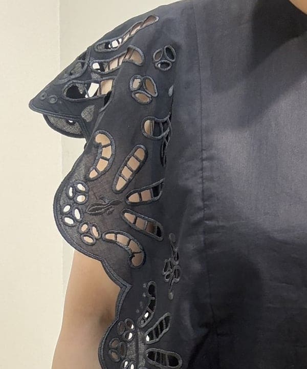 塚越 有紀さんの「BEAMS WOMEN｜MIORA / ラフィア 編み柄 バケツバッグ」を使ったコーディネート