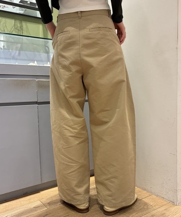 神坂 莉子さんの「BEAMS WOMEN｜2タック カーブ バレル チノパンツ」を使ったコーディネート