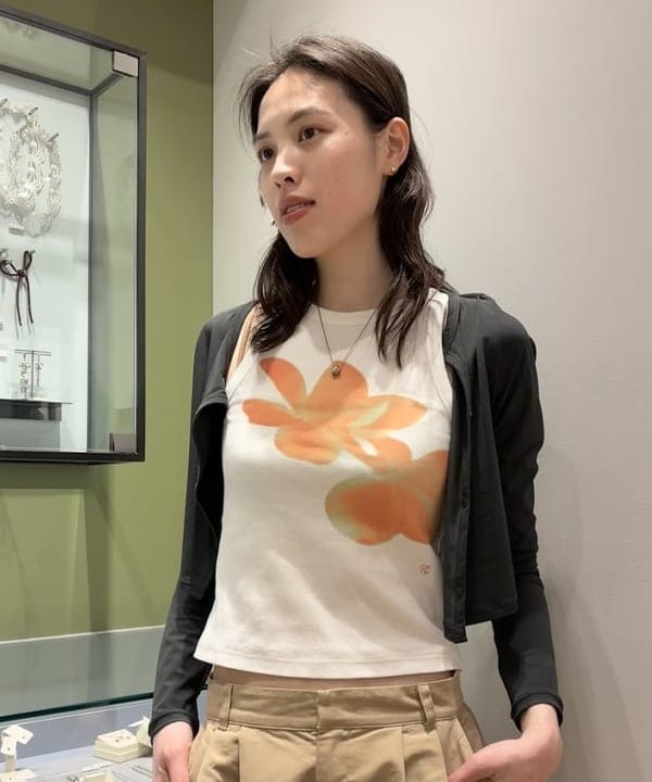 神坂 莉子さんの「BEAMS WOMEN｜2タック カーブ バレル チノパンツ」を使ったコーディネート