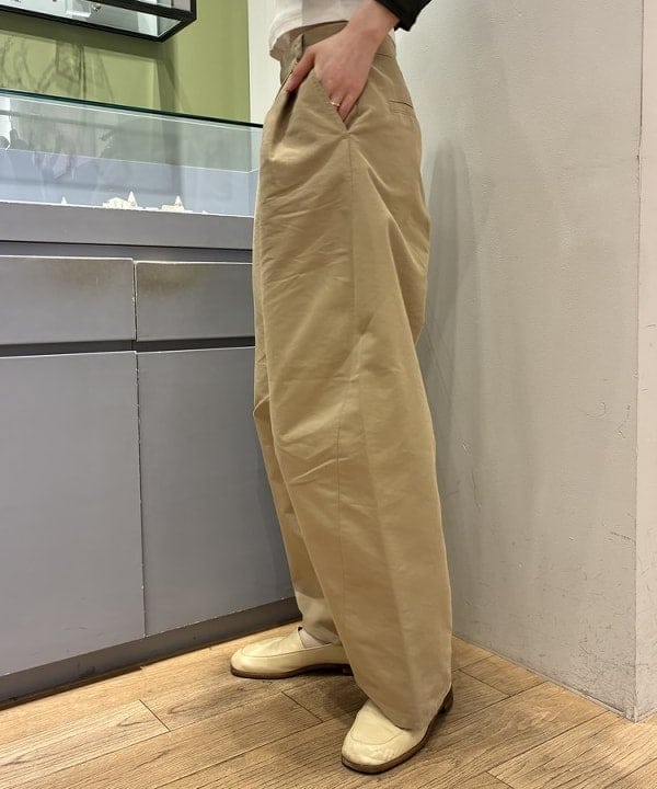 神坂 莉子さんの「BEAMS WOMEN｜2タック カーブ バレル チノパンツ」を使ったコーディネート