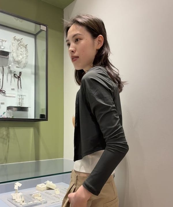 神坂 莉子さんの「BEAMS WOMEN｜2タック カーブ バレル チノパンツ」を使ったコーディネート