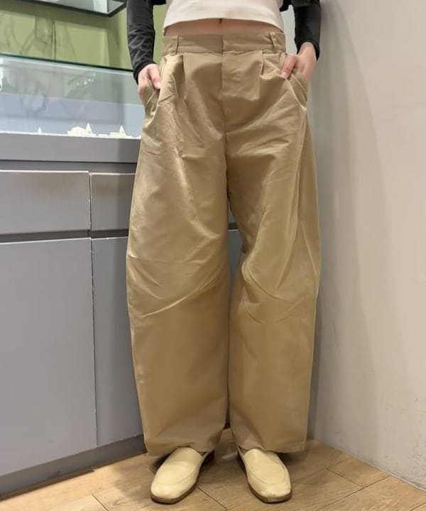 神坂 莉子さんの「BEAMS WOMEN｜2タック カーブ バレル チノパンツ」を使ったコーディネート