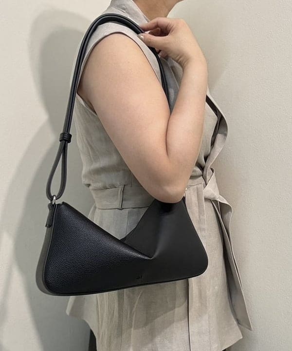 塚越 有紀さんの「BEAMS WOMEN｜AK+1 / リネン ベルテッド ジレ」を使ったコーディネート