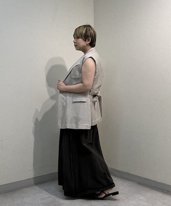 塚越 有紀さんの「BEAMS WOMEN｜AK+1 / リネン ベルテッド ジレ」を使ったコーディネート