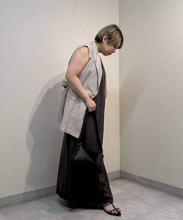 塚越 有紀さんの「BEAMS WOMEN｜AK+1 / リネン ベルテッド ジレ」を使ったコーディネート