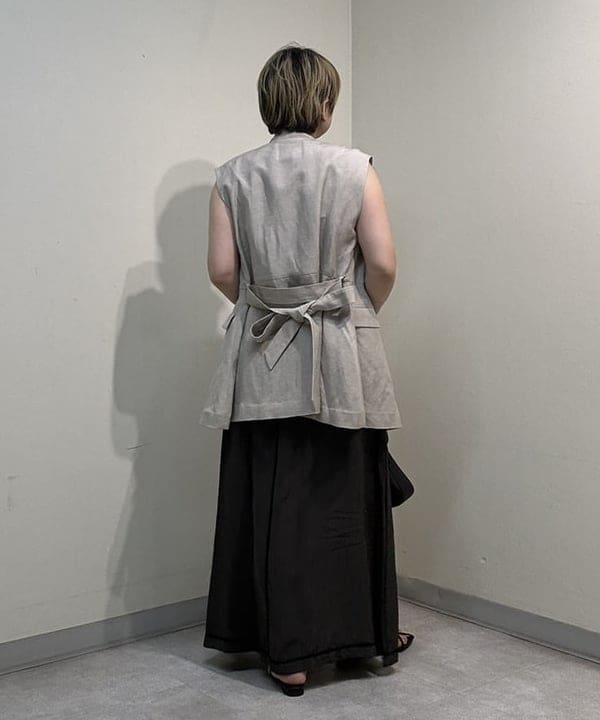 塚越 有紀さんの「BEAMS WOMEN｜AK+1 / リネン ベルテッド ジレ」を使ったコーディネート