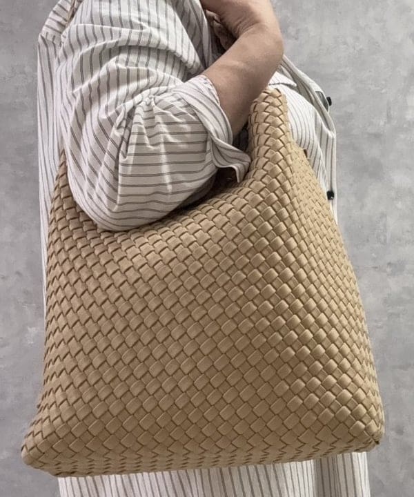 塚越 有紀さんの「BEAMS WOMEN｜NAGHEDI / イントレチャート ショルダーバッグ〈CAMEL〉」を使ったコーディネート