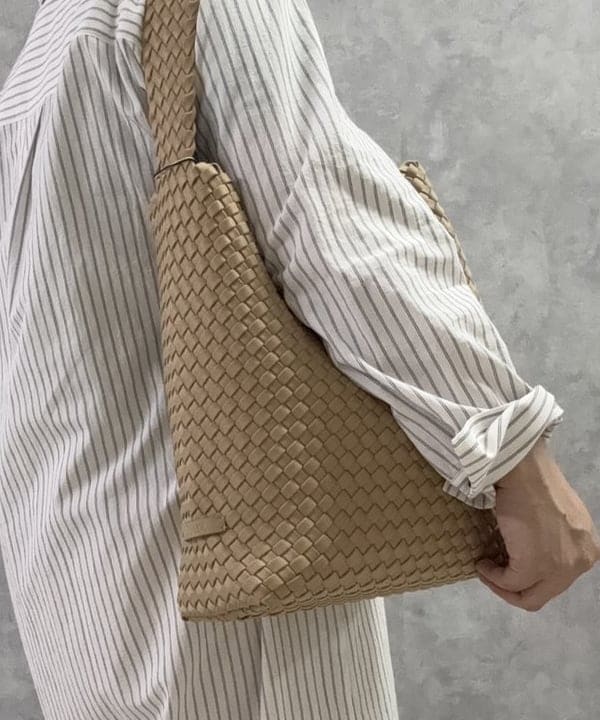 塚越 有紀さんの「BEAMS WOMEN｜NAGHEDI / イントレチャート ショルダーバッグ〈CAMEL〉」を使ったコーディネート