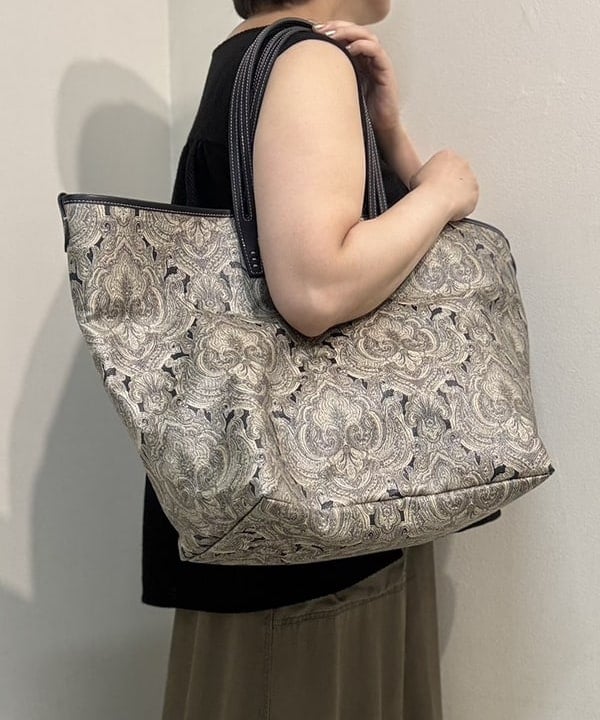 塚越 有紀さんの「BEAMS WOMEN｜【別注】A VACATION / ONYX ROAM トートバッグ」を使ったコーディネート