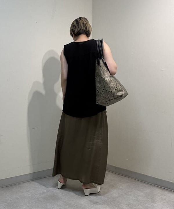 塚越 有紀さんの「BEAMS WOMEN｜【別注】A VACATION / ONYX ROAM トートバッグ」を使ったコーディネート