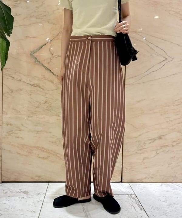 中丸　栞さんの「BEAMS WOMEN｜ブークレ クルーネック Tシャツ」を使ったコーディネート