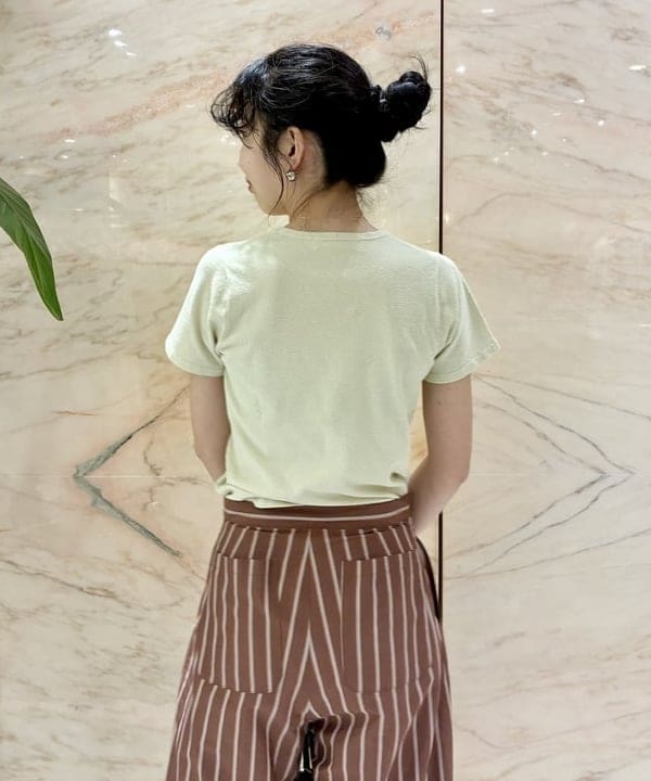 中丸　栞さんの「BEAMS WOMEN｜ブークレ クルーネック Tシャツ」を使ったコーディネート