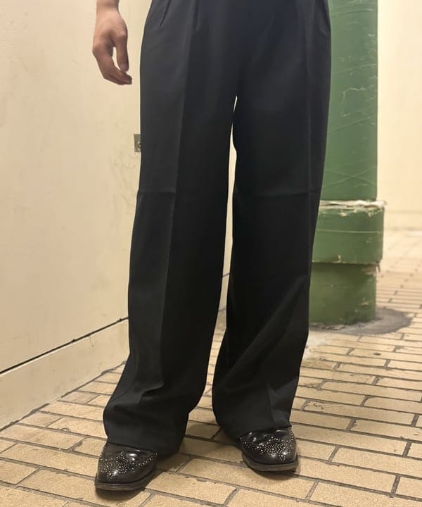 岡安 優馬さんの「BEAMS WOMEN｜ワイドストレート 2プリーツ  スラックス」を使ったコーディネート