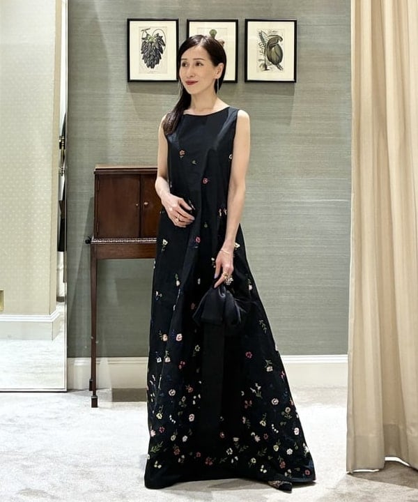 「色彩の花」をまとい、美しさを更新する刺繍ドレス
