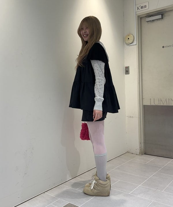 桃羽さんの「BEAMS WOMEN｜コンビ ティアード プルオーバー」を使ったコーディネート