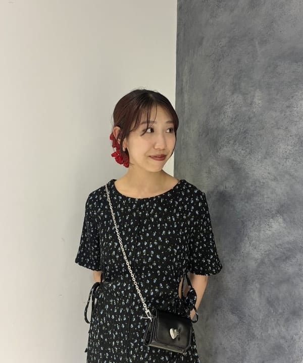 SAEさんの「BEAMS WOMEN｜フラワー プリント カットアウト ワンピース」を使ったコーディネート