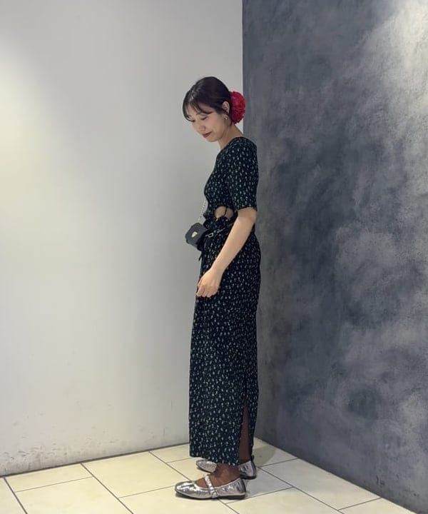 SAEさんの「BEAMS WOMEN｜フラワー プリント カットアウト ワンピース」を使ったコーディネート