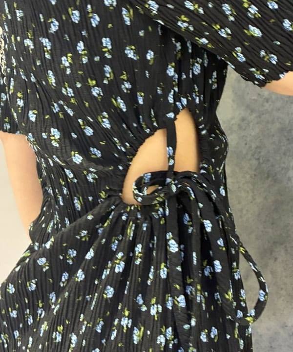 SAEさんの「BEAMS WOMEN｜フラワー プリント カットアウト ワンピース」を使ったコーディネート