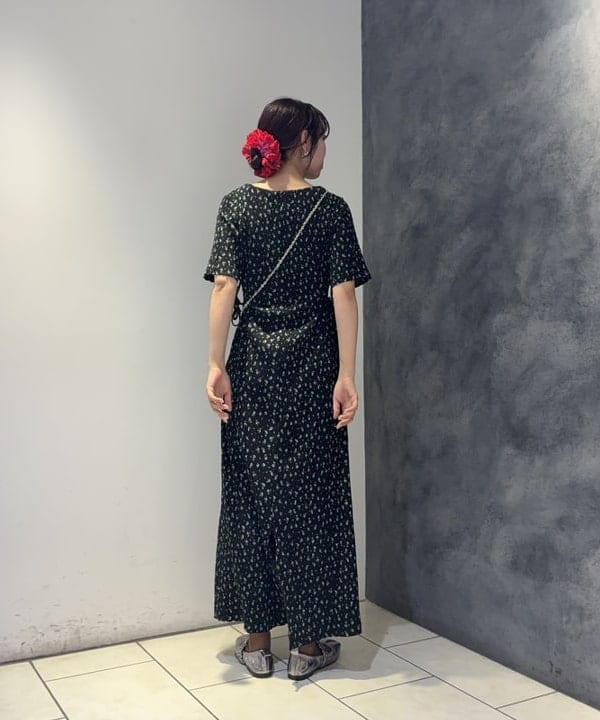 SAEさんの「BEAMS WOMEN｜フラワー プリント カットアウト ワンピース」を使ったコーディネート