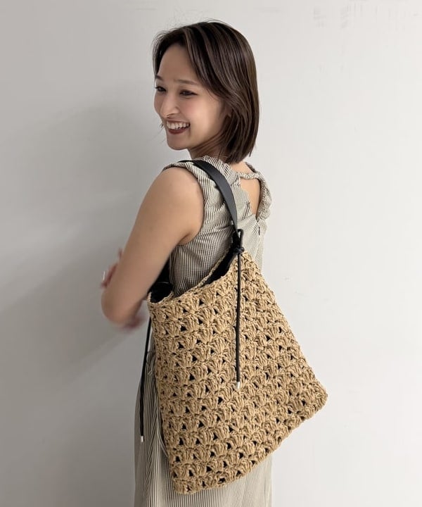 松本 佳菜子さんの「BEAMS WOMEN｜ワンハンドル ペーパー トートバッグ」を使ったコーディネート