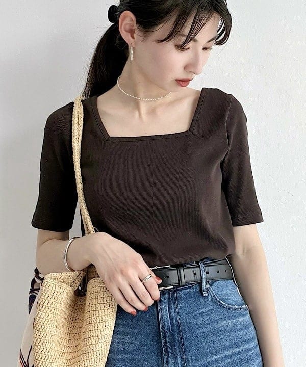 shibataさんの「BEAMS WOMEN｜【別注】スタイリスト佐藤佳菜子 &times; SLOANE / スクエアネック リブ Tシャツ」を使ったコーディネート