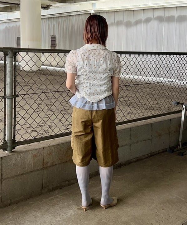 早川 萌子さんの「BEAMS WOMEN｜フラワー プリント シャーリング シャツ」を使ったコーディネート