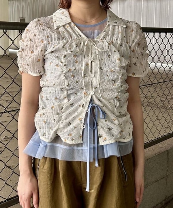 早川 萌子さんの「BEAMS WOMEN｜フラワー プリント シャーリング シャツ」を使ったコーディネート