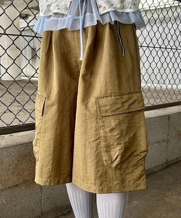 早川 萌子さんの「BEAMS WOMEN｜フラワー プリント シャーリング シャツ」を使ったコーディネート