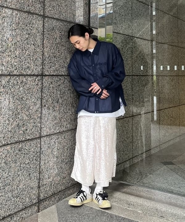 菊田 悠さんの「BEAMS WOMEN｜ショートレングス シアー コーチシャツ【ワイドショートフィット】」を使ったコーディネート