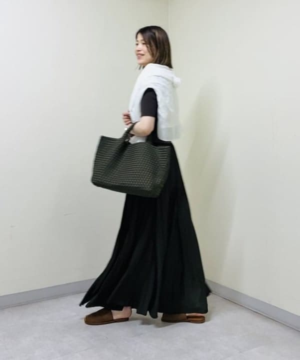 岩沢 珠代さんの「BEAMS WOMEN｜【別注】スタイリスト佐藤佳菜子 &times; SLOANE / スクエアネック リブ Tシャツ」を使ったコーディネート