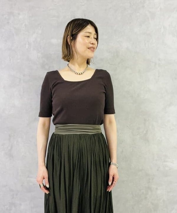 岩沢 珠代さんの「BEAMS WOMEN｜【別注】スタイリスト佐藤佳菜子 &times; SLOANE / スクエアネック リブ Tシャツ」を使ったコーディネート