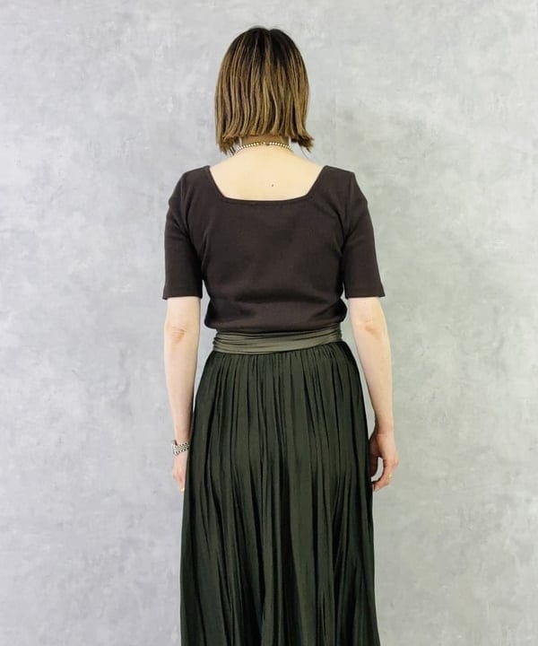 岩沢 珠代さんの「BEAMS WOMEN｜【別注】スタイリスト佐藤佳菜子 &times; SLOANE / スクエアネック リブ Tシャツ」を使ったコーディネート