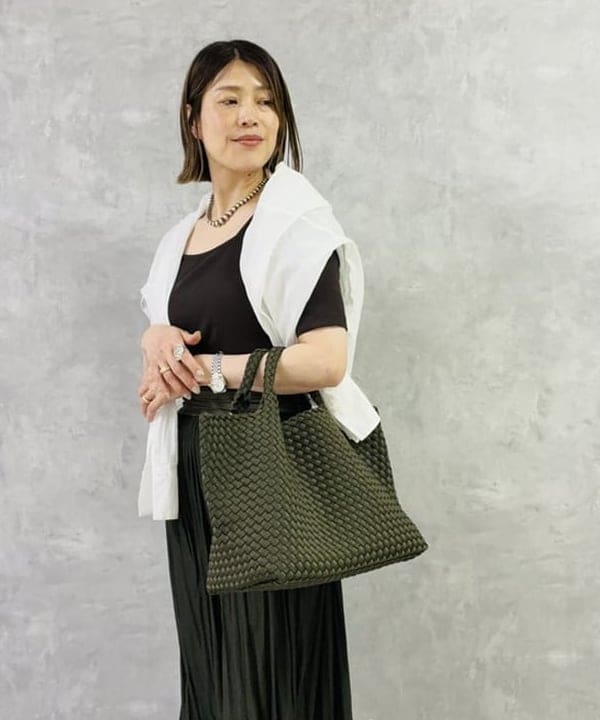 岩沢 珠代さんの「BEAMS WOMEN｜【別注】スタイリスト佐藤佳菜子 &times; SLOANE / スクエアネック リブ Tシャツ」を使ったコーディネート